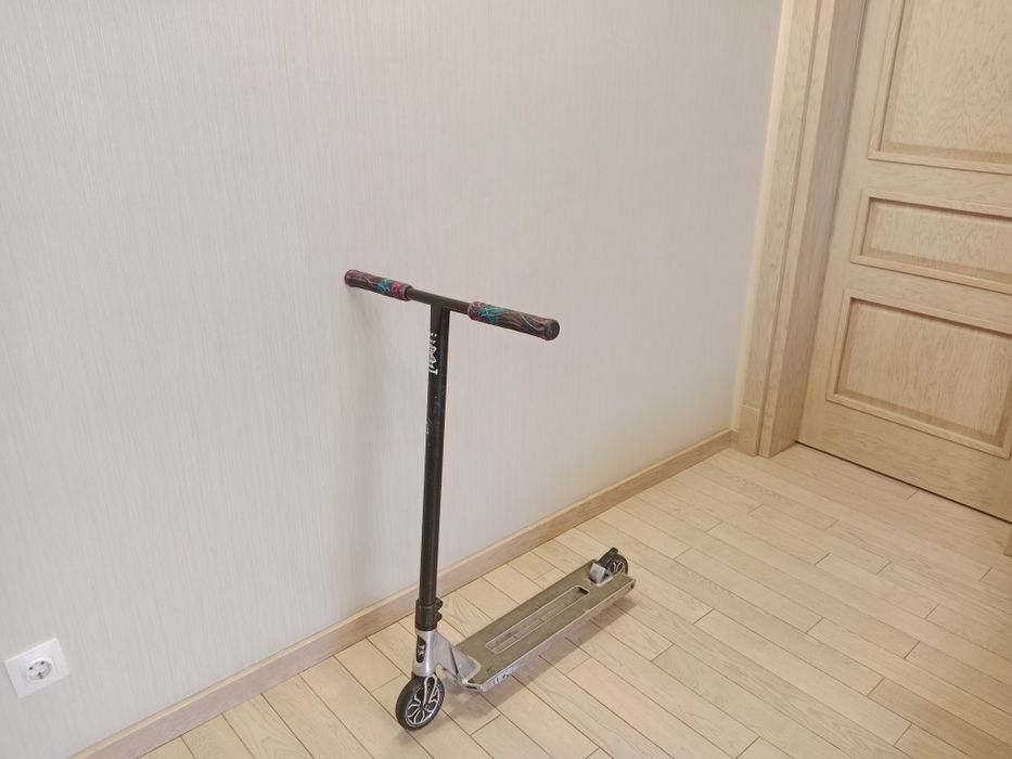 Продаётся самокат бренд limit