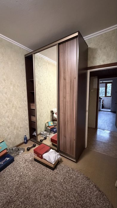 Шкаф в спальню с зеркалом