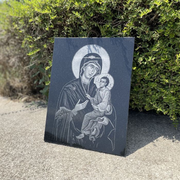 Гравирана икона Богородица с младенеца върху черен гранит за подарък