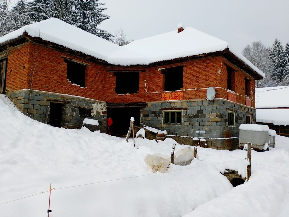 Vând doua imobile de locuit din piatra si caramida