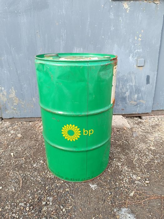 Канистры по 50 литров.