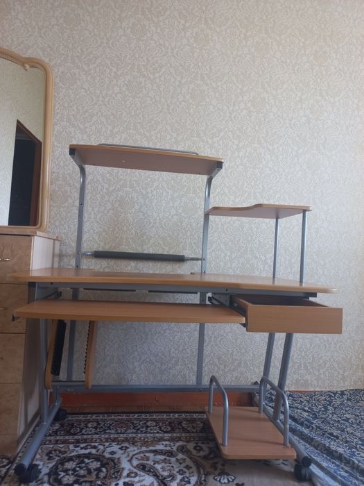 Компьютерный стол.