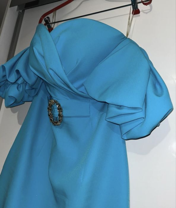 Rochie cu umeri cazuti si maneci bufante