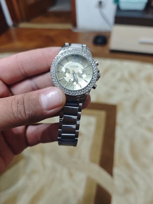 Vând ceas Guess de dama cu pietricele