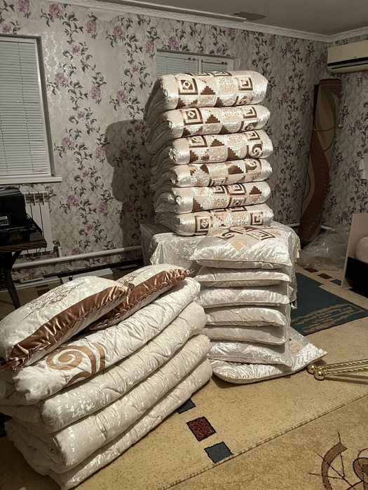 төсек көрпе сандығымен