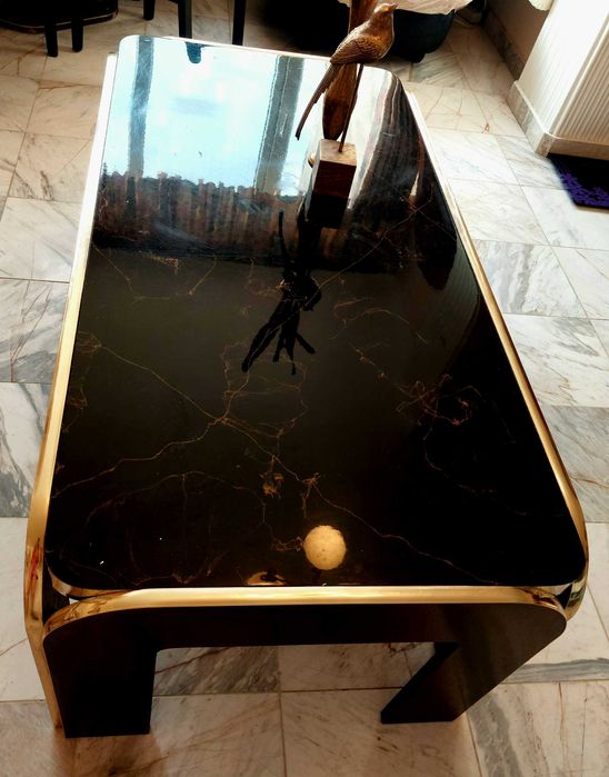 Диван от естествена кожа, черен, в добро състояние.