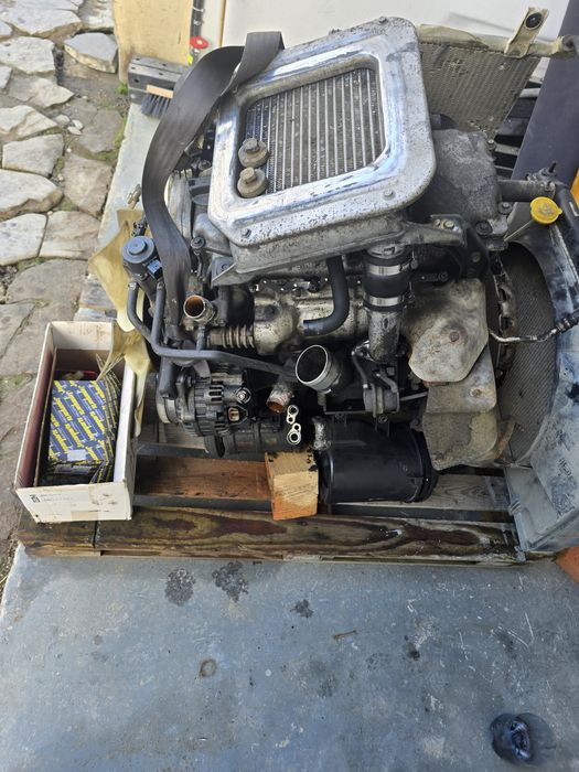 Vând motor Nissan Navara 2006,2,5 DIesel si cutie viteză