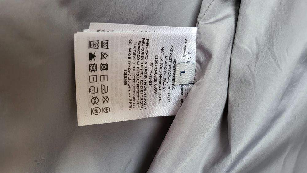 Geacă Moncler neagră cu glugă, model modern, stare foarte bună