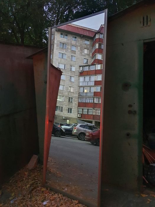 Зеркало, вешалка, стул...