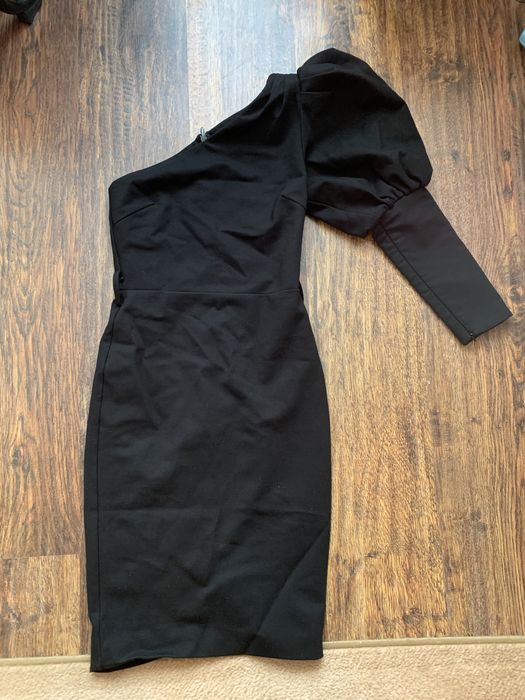 Rochie de ocazie pe un umar foarte frumoasa pe corp marimea S