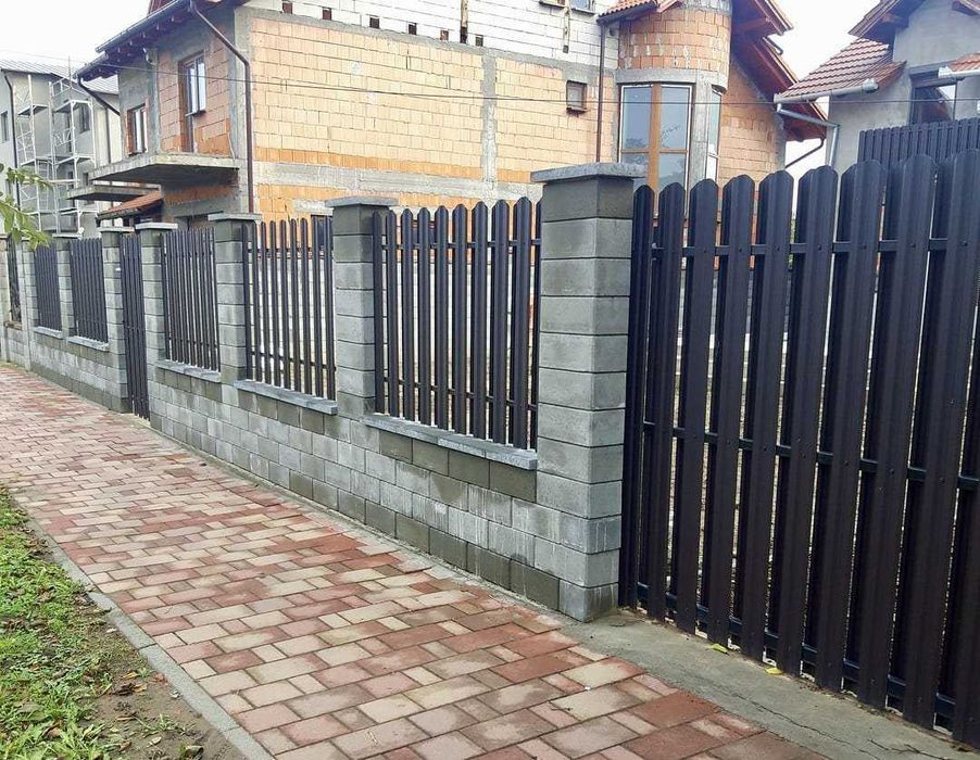 Garduri si porti din panouri stil jaluzele, sipca metalica, tabla cutata, plasa bordurata, fier forjat, BCA sau beton si alte modele disponibile