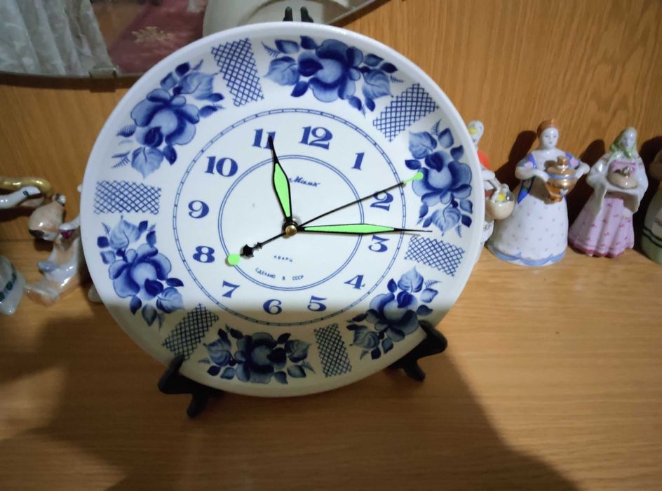 Часы"Маяк" на фарфоровой тарелке Гжель