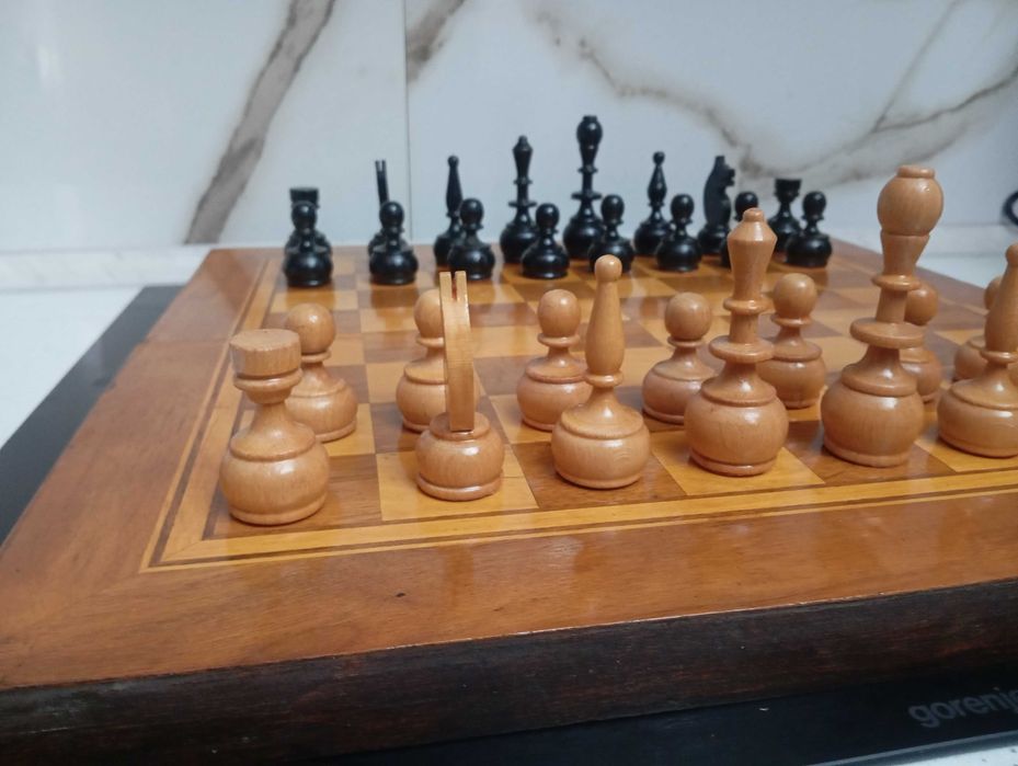 Шах с големи дървени фигури