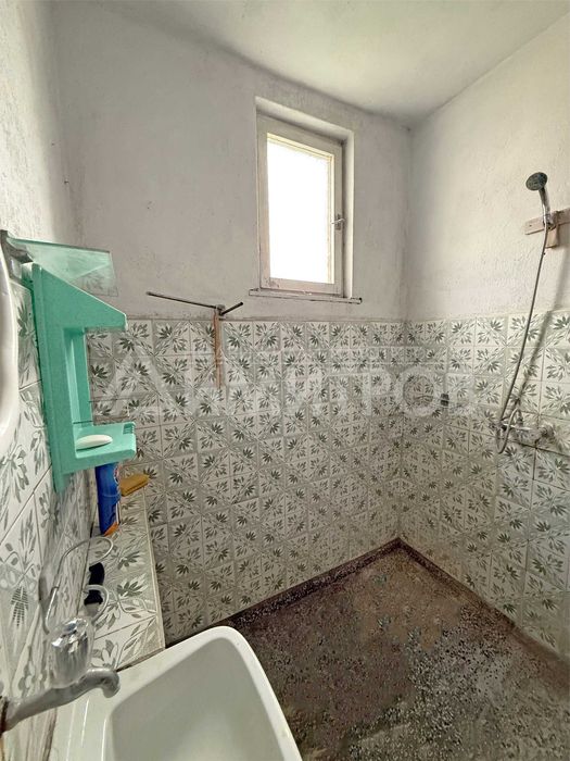 ПРОДАВА втори етаж от ДВУЕТАЖНА къща с два ГАРАЖА и КЛАДЕНЕЦ в гр. Нови пазар.