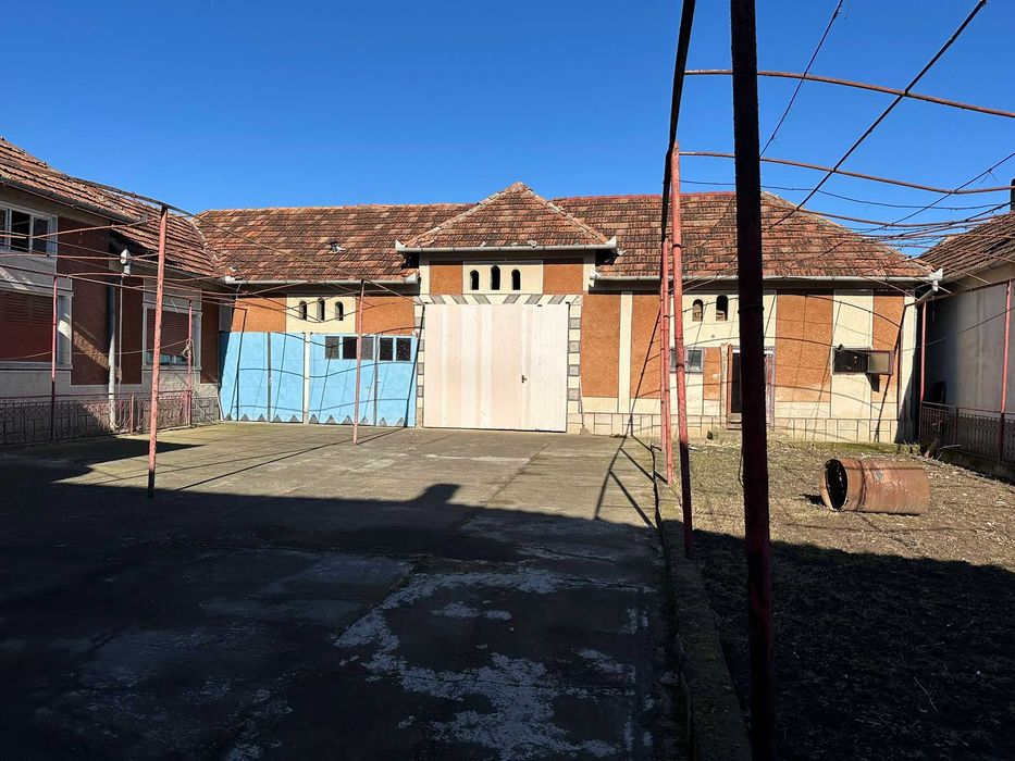 Vand casa cu anexe gospodaresti si 2400 mp gradina