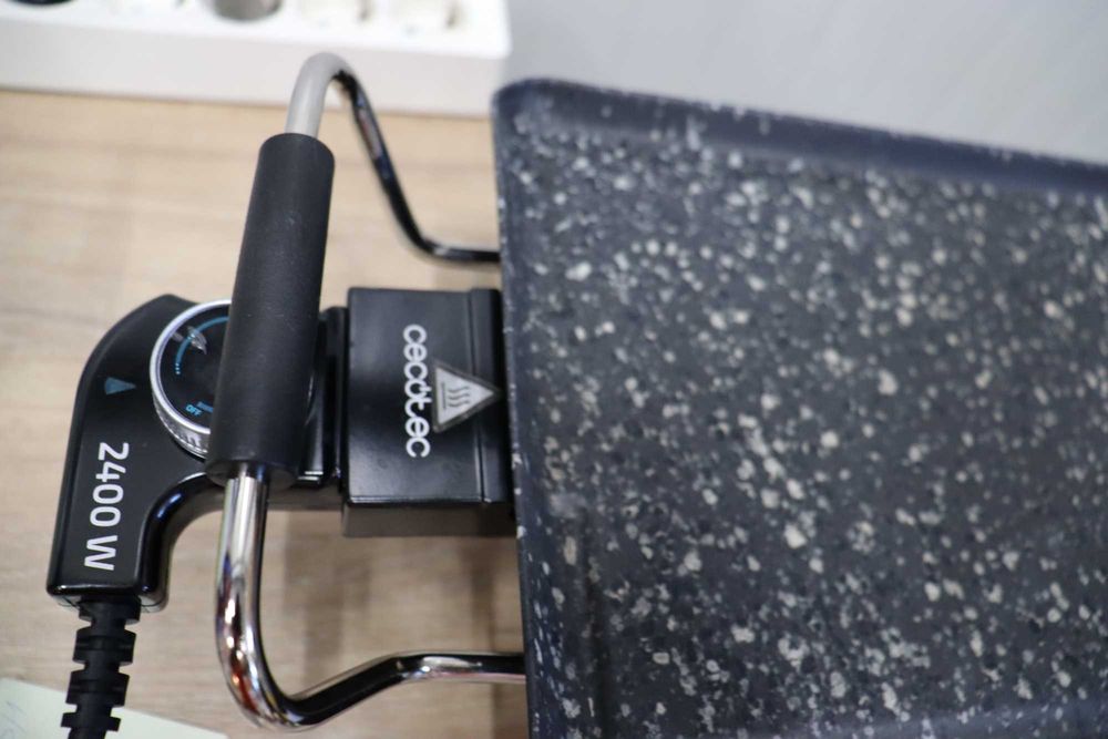 Ел. плоча Cecotec 3000 RockWater XXL каменна скара, 2400W, лек ДЕФЕКТ