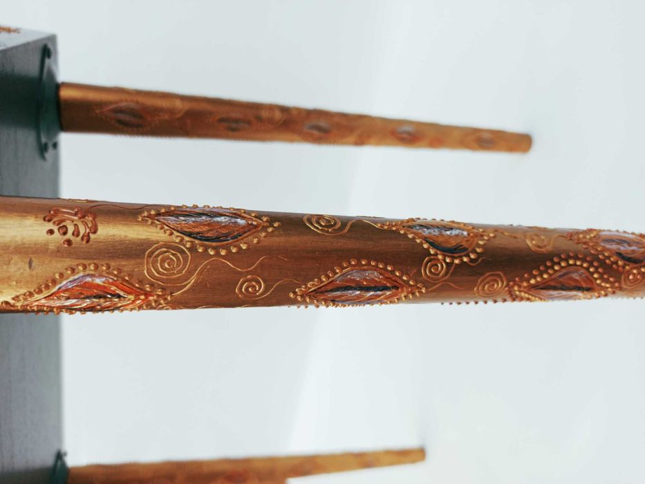 Малък скрин-шкаф, с чекмедже и ваза за сухи цветя.