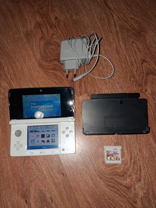 Nintendo 3DS modat cu accesorii