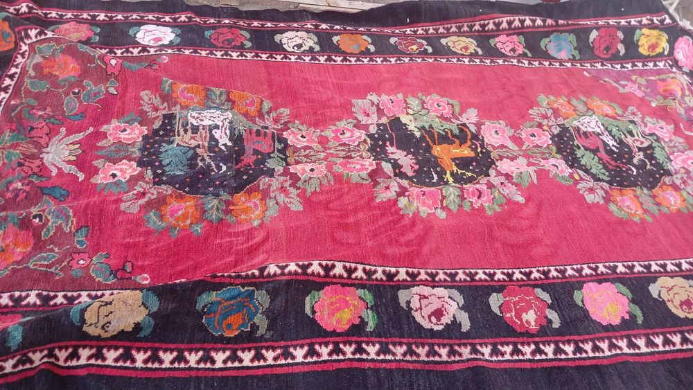 Колдан тигилген килем