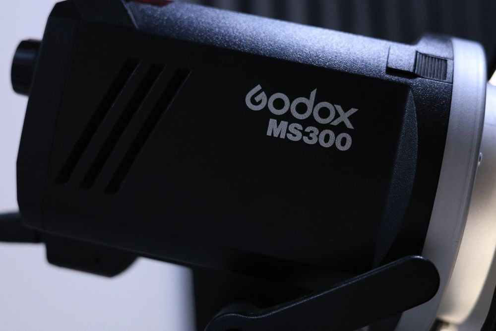 Godox ms300 
+Стойка и софотбокс 
без синхронизатора и коробки 

1.400