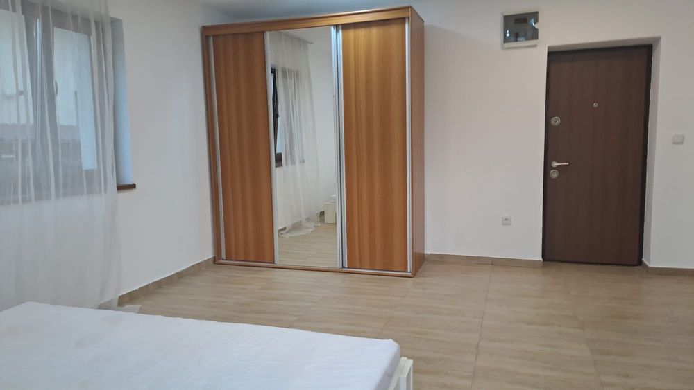 Închiriez garsonieră la casa