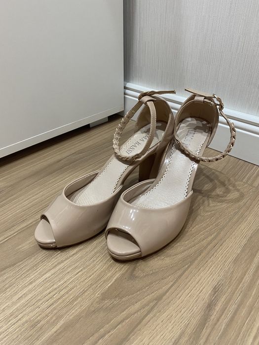 Продам бежевые туфли 38 размера