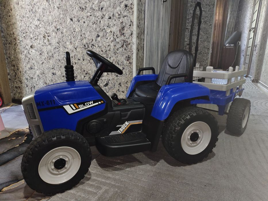 Электромобиль синий трактор