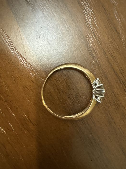Продам кольцо с бриллиантами.