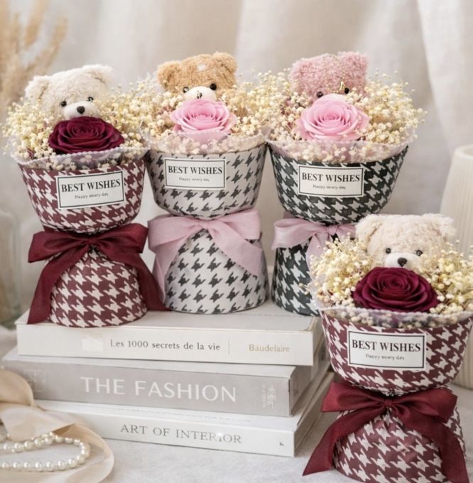 Buchet Valentine’s Day cu trandafir și ursuleț – cadou romantic