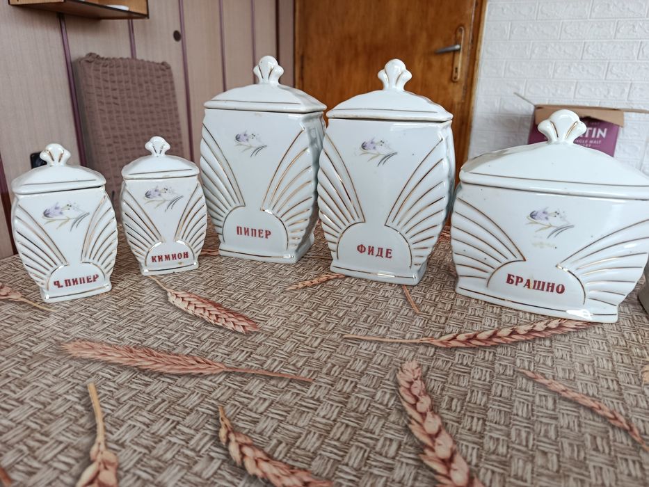 Сервиз порцеланов за подправки.