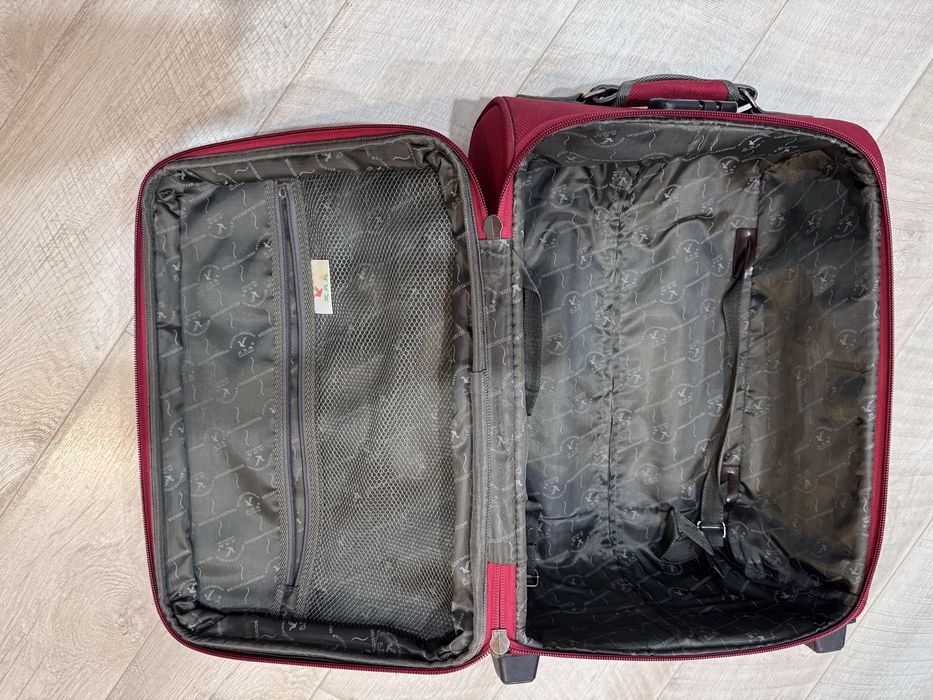 Чемодан дорожный M размер