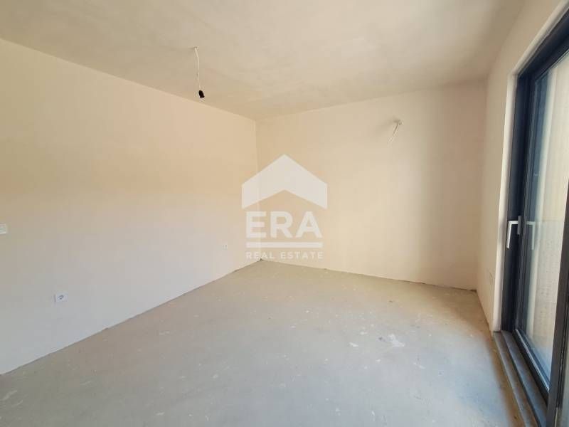 Двустаен апартамент за продажба, с големи стаи и прилежащ двор, в ново