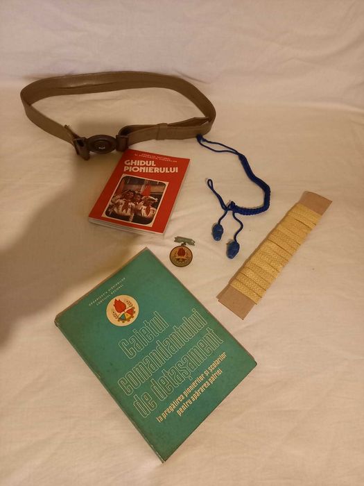 Lot pionieri, Centură pionier Arădeanca, şnur comandant de unitate, trese, insigna, Ghid