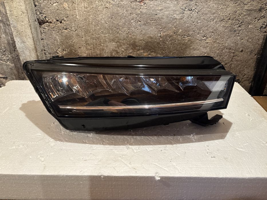 Десен фар Skoda Octavia 4