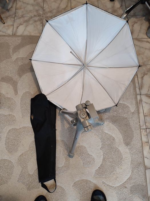 Nikon D7000 cu 3 obiective, blitz extern, grip, trepied, umbrela, ghio