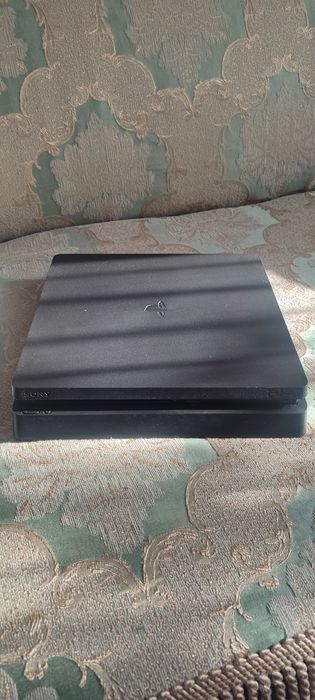 Продам пс 4 на 1тб  с дисками и акаунты с игрвами и пс+