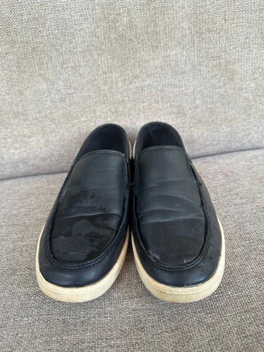 Аяқ киім сатылады.