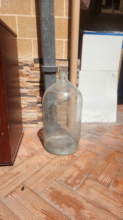Продаётся банка стеклянная, 20 л, б/у, состояние среднее