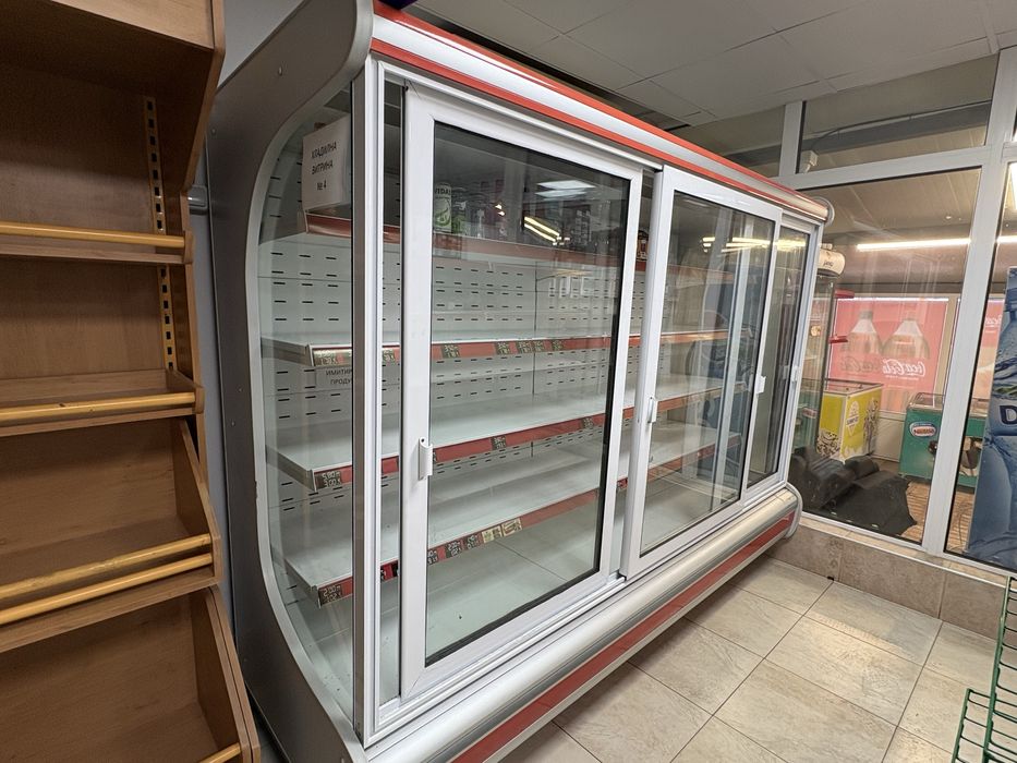 Стъпаловидни дървени стелажи и други неща