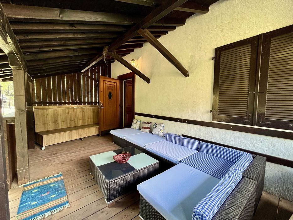 Продавам плетени седалки и дървена пейка!