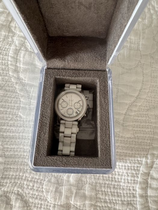 DKNY керамичен часовник в бяло