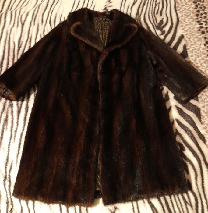 Haină de blana nutrie + căciulă de blana nutrie.