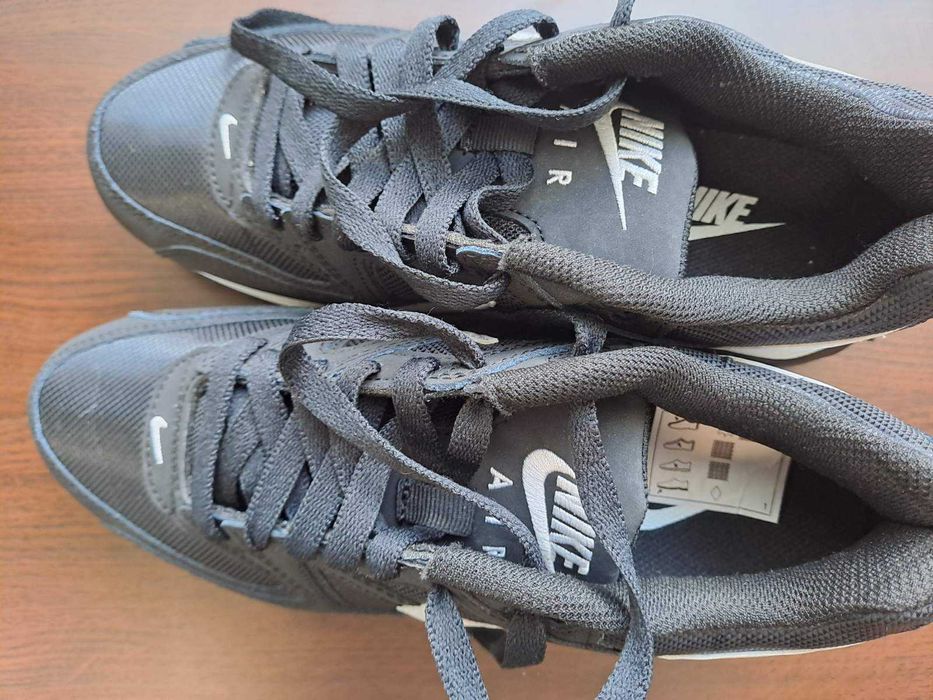 Маратонки Nike номер 36.5 и спортен екип Nike ръст 137 см