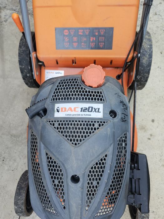 Mașină de tuns iarba