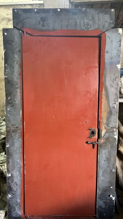 Железная  дверь.