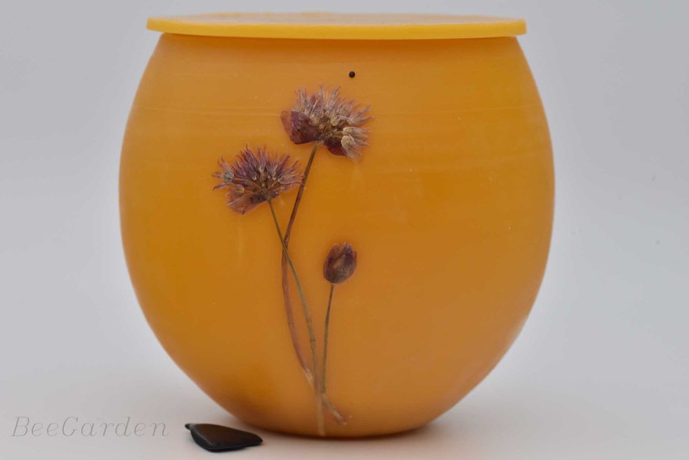 Ръчно изработено бурканче от пчелен восък с пчелен мед,