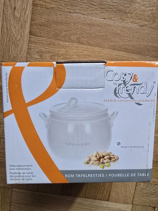 Порцеланова тенджерка и подарък към нея солници