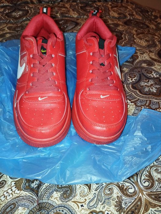 Кроссовки Nike красного цвета