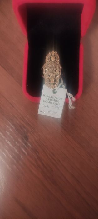 Красивое золотое кольцо с бриллиантом