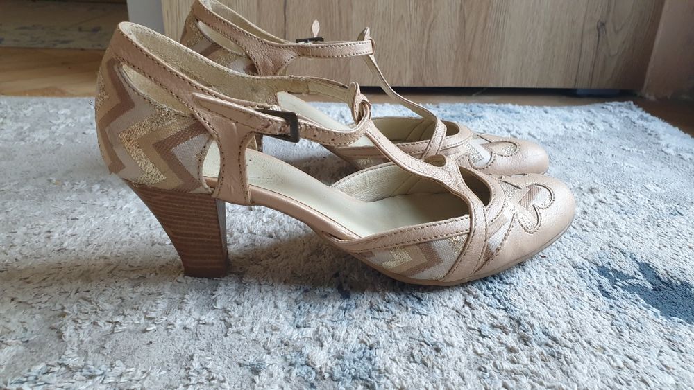 Отворени обувки на ток